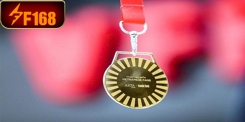 Báo Hàn ngỡ ngàng trước huy chương vàng 33 chỉ tri ân HLV Kim Sang-sik sau SEA Games 33 4 HLV Kim Sang-sik được tặng huy chương vàng 33 chỉ