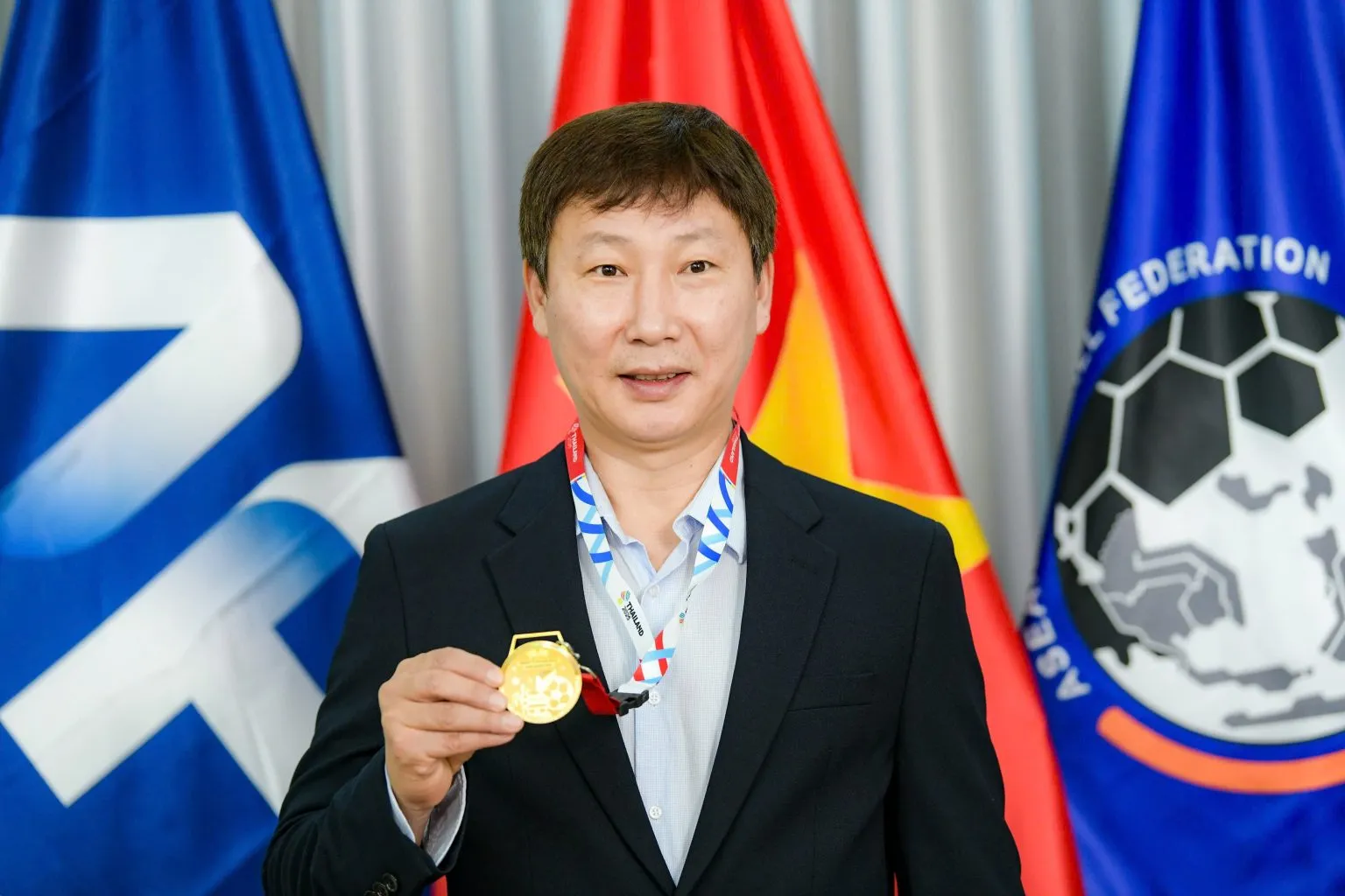 Báo Hàn ngỡ ngàng trước huy chương vàng 33 chỉ tri ân HLV Kim Sang-sik sau SEA Games 33 6 Một tấm huy chương vàng nguyên khối nặng 33 chỉ, được chế tác tinh xảo